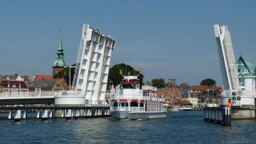 klappbrücke in kappeln aufgeklappt schiff faehrt darunter durch
